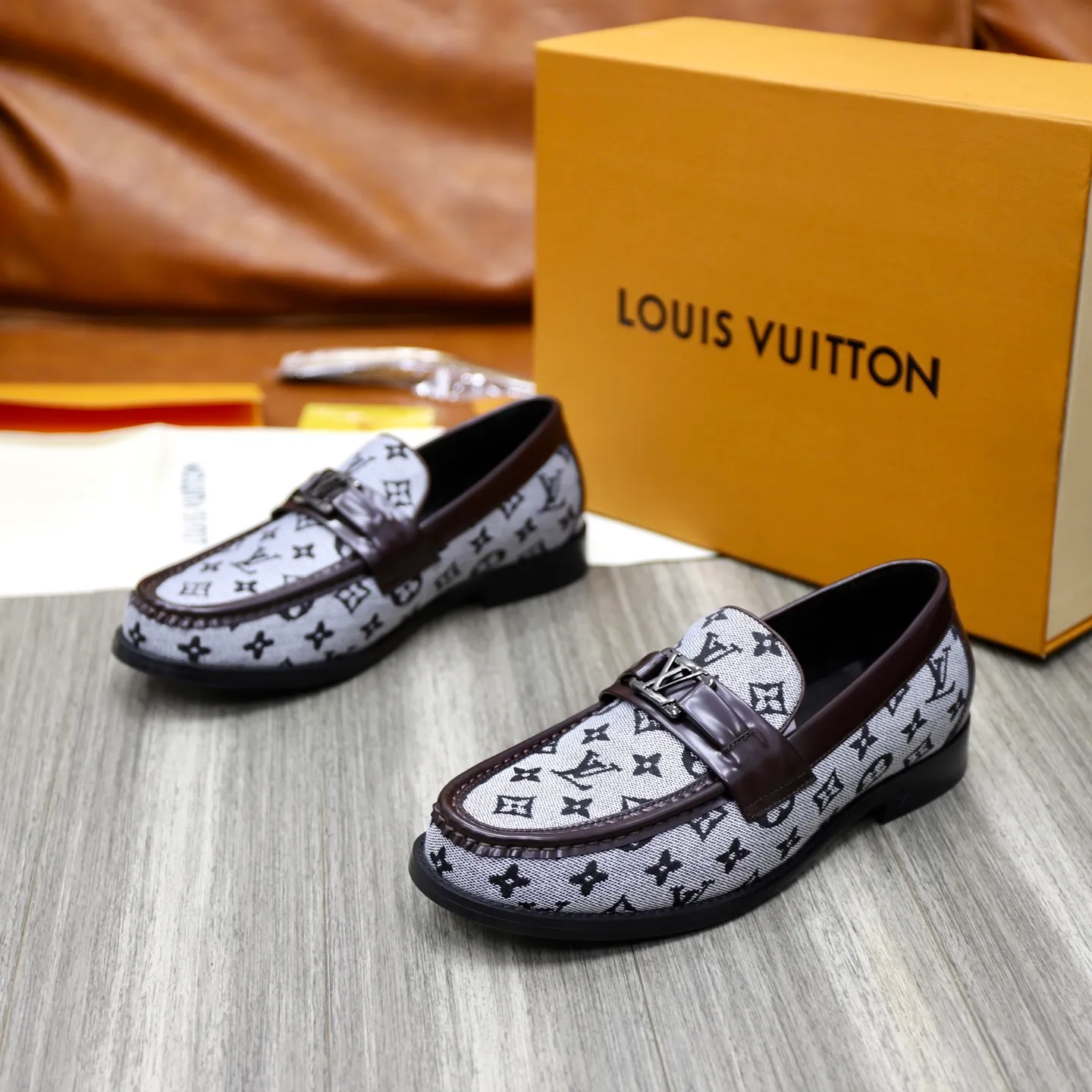 Men's Men's Shoes💰💰920LV Louis Vuitton Slip-on Loafers, top quality products from Guangzhou, ready for sale! This LV Glove loafer is made of selected soft cowhide, with a slightly wrinkled leather surface and a very high-end texture. Each pair is unique. The leather surface is light and soft, with a fine texture and good luster. It is a classic loafer style, with exquisite handmade mark stitching on the toe, and a square toe configuration to highlight the classic style. The horizontal band has hot-printed LV three-dimensional letters, semi-solid handcrafts and a genuine leather outsole, and a rubber patch on the heel to create wear-resistant performance and comfort. One of the must-have loafers for men! Comes with full original packaging! Code number: 38-39-40-41-42-43-44 (38, 45, 46 customized) standard leather shoe code